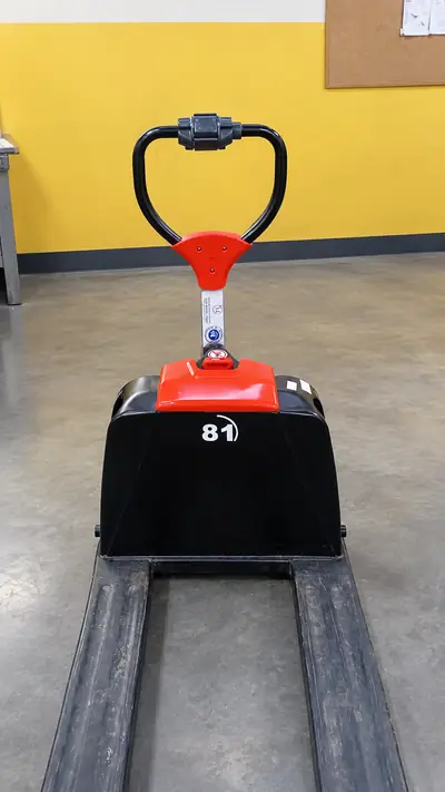 Transpaleteira elétrica com controle e garfos